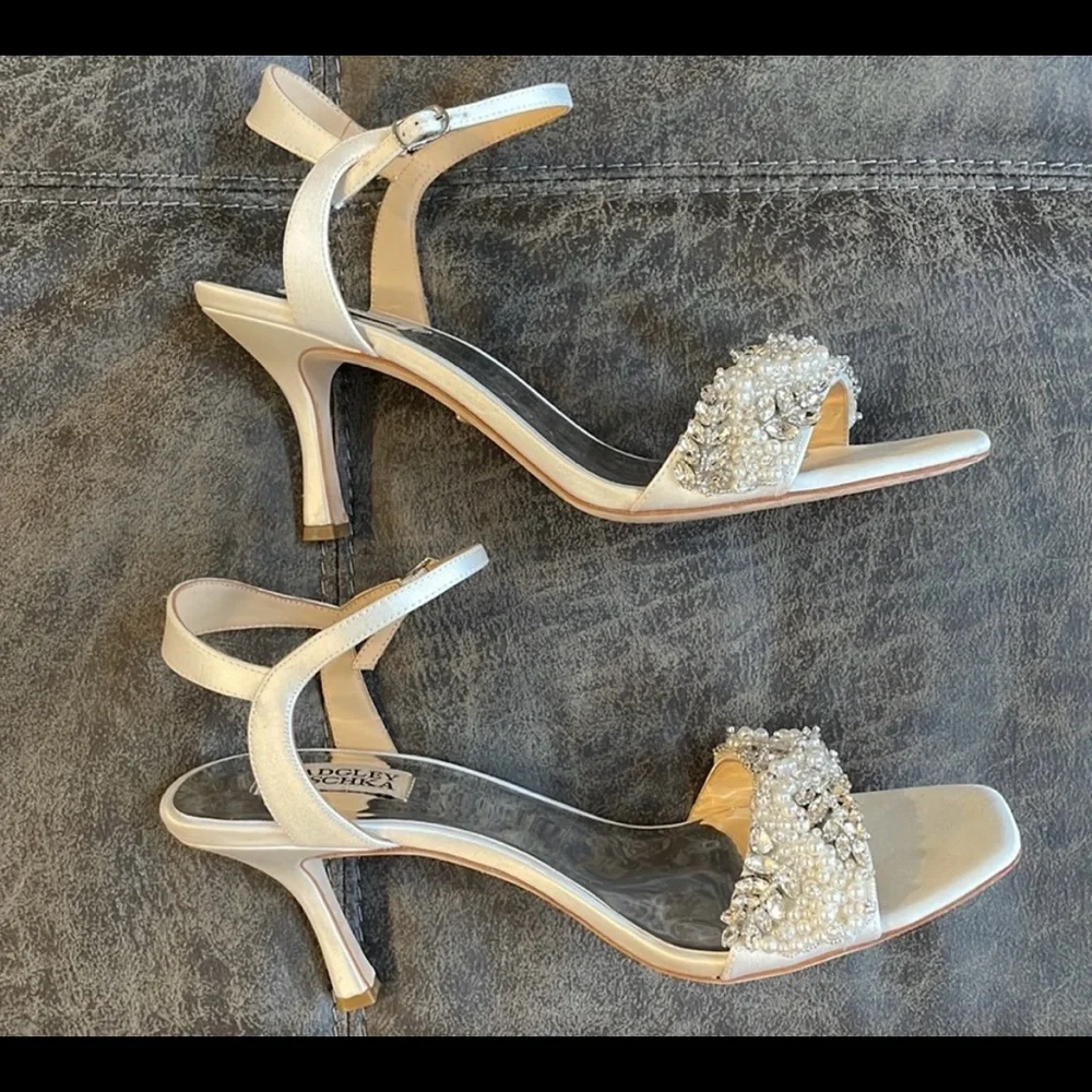 Badgley mischka low heel shoes